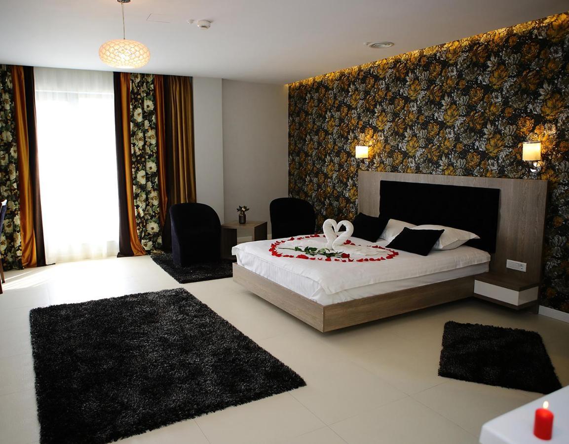 Queen Room with Spa Bath, balcony and pool view