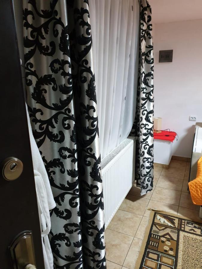 Cameră dublă cu baie privată externă