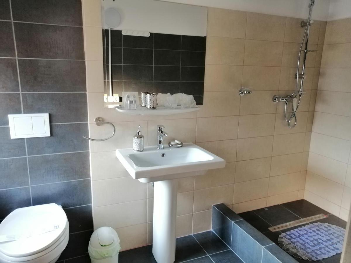 Cameră dublă cu baie privată
