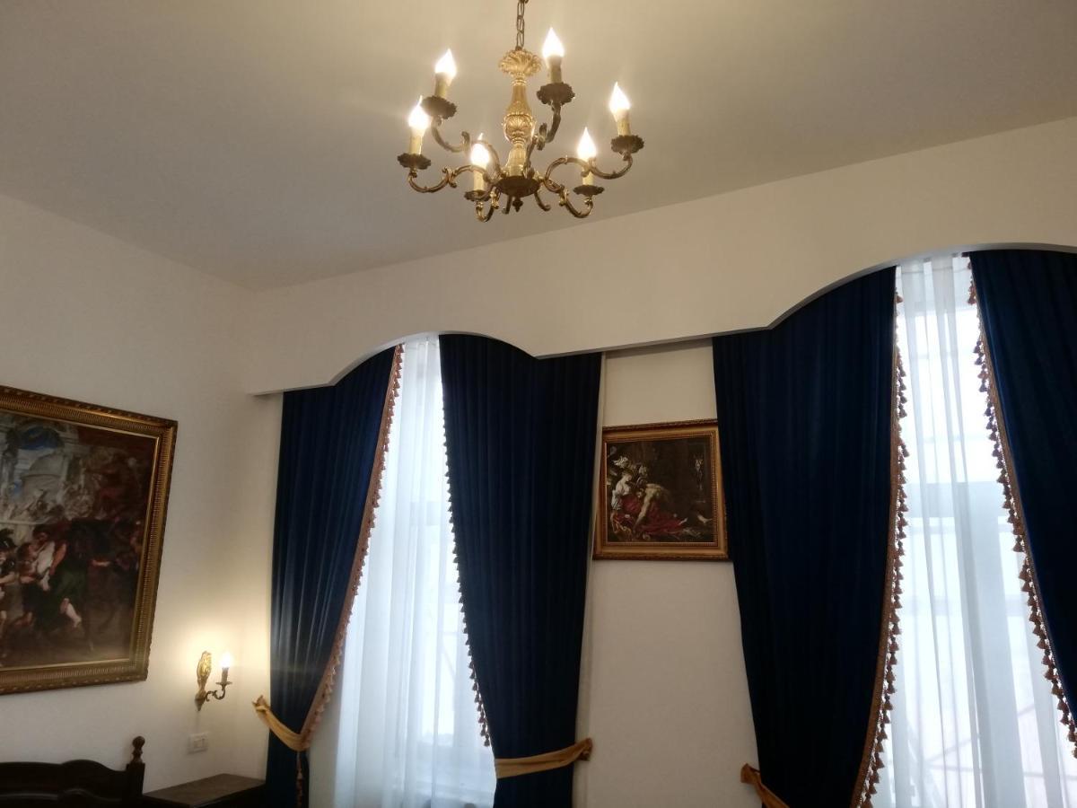 Habitación con cama extragrande y vistas a la montaña