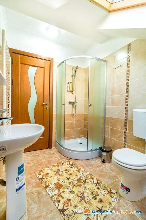 Cameră dublă cu vedere la grădină.