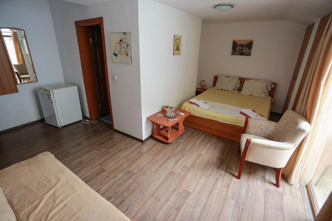 Cameră triplă cu baie privată
