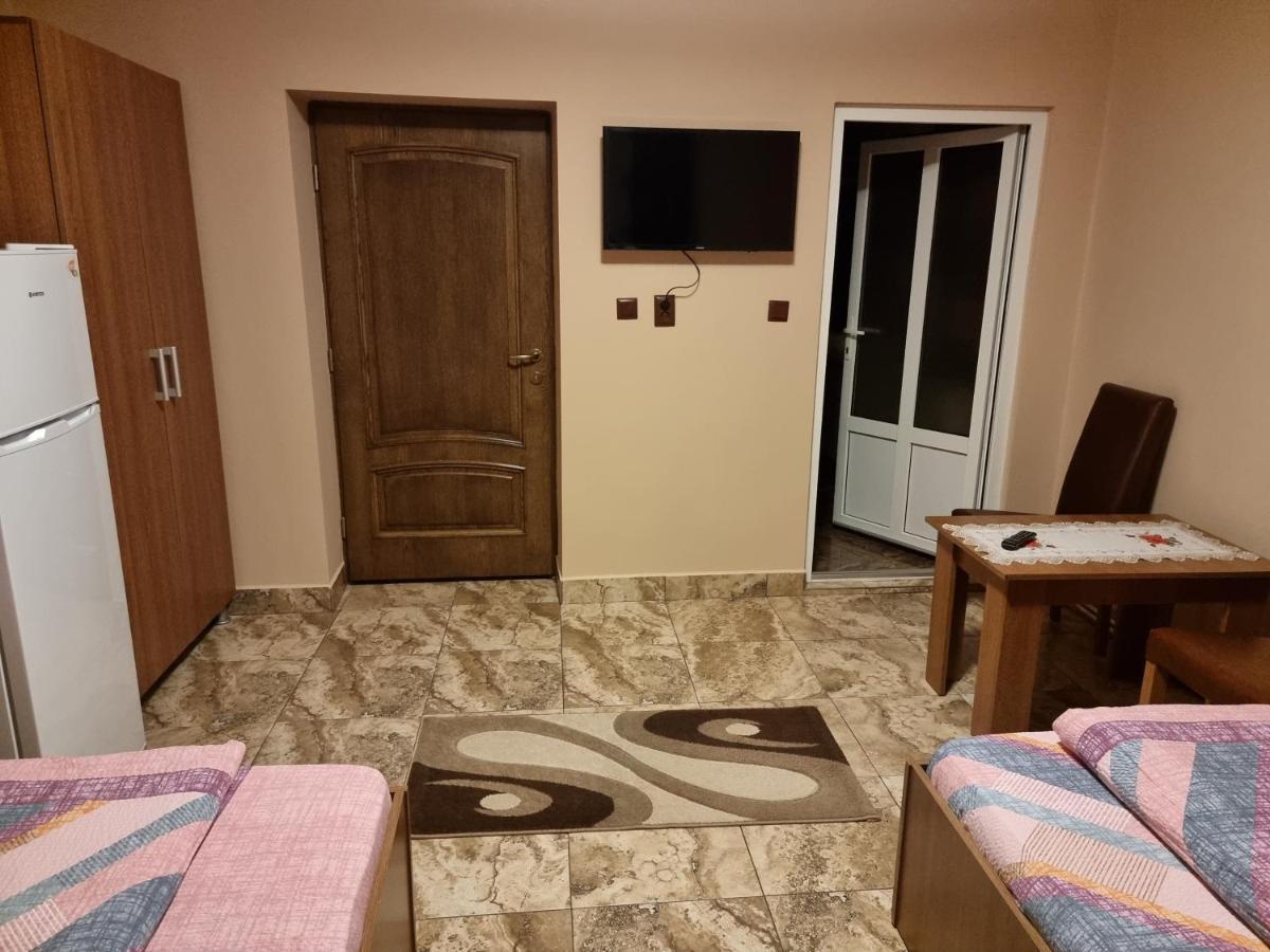 Cameră triplă cu baie privată