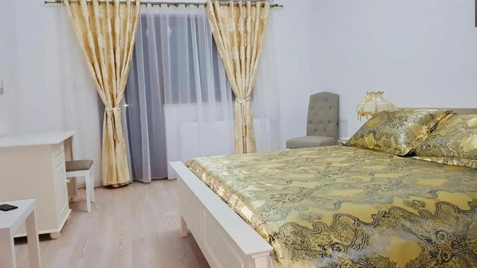 Cameră Deluxe (2 adulți + 1 copil)