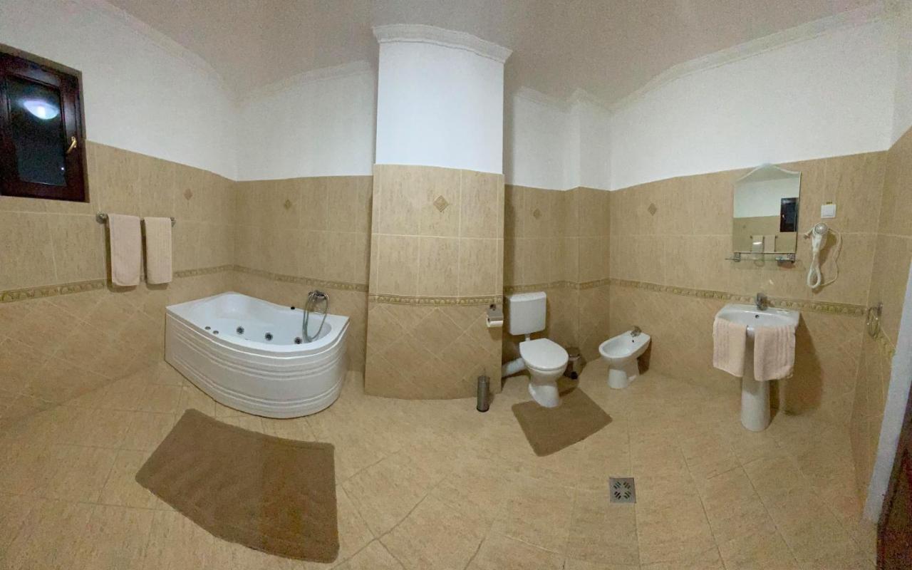 Cameră twin cu cadă spa