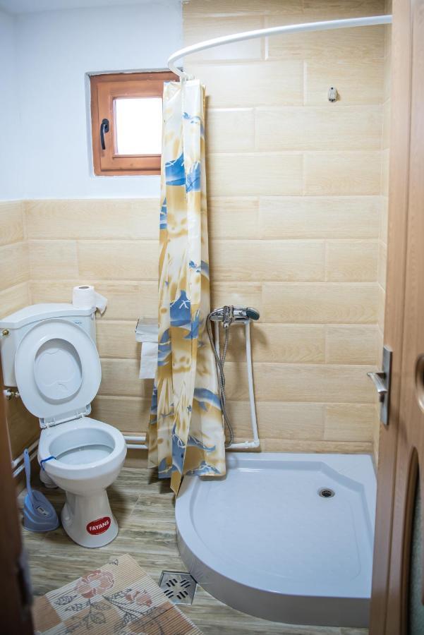 Cameră triplă cu baie privată