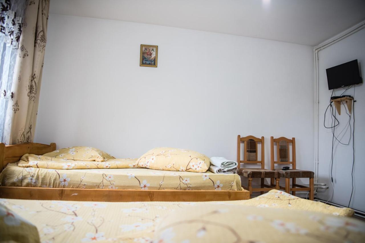 Cameră triplă cu baie comună