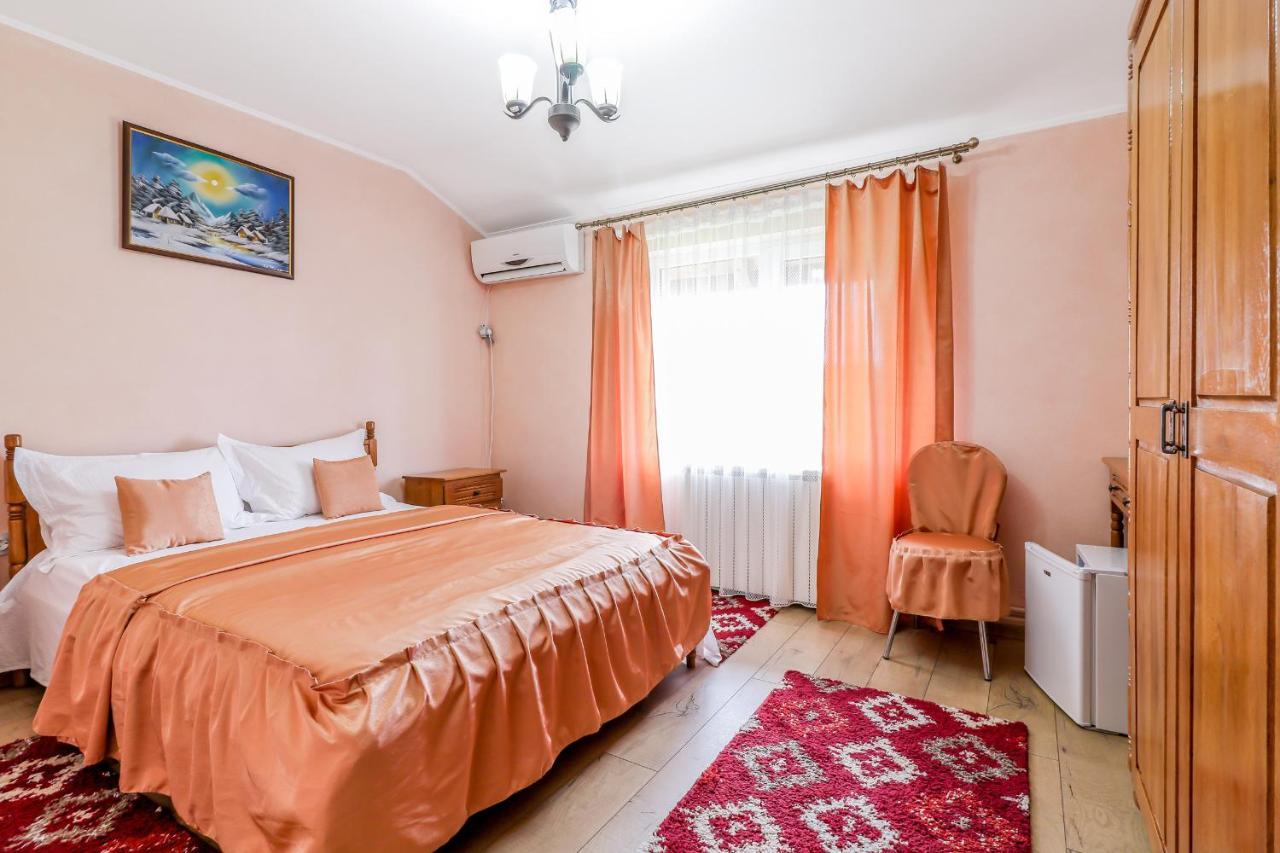 Cameră dublă cu baie comună
