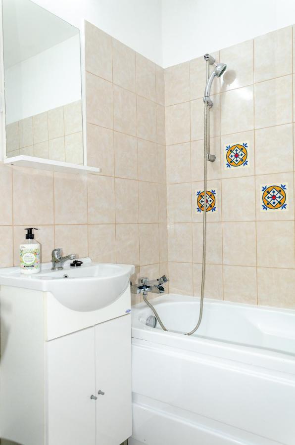 Cameră twin cu baie privată