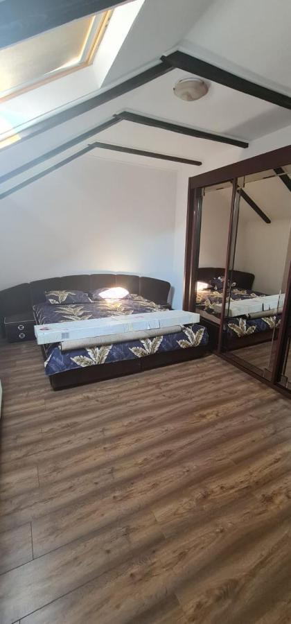 Cameră dublă cu baie comună