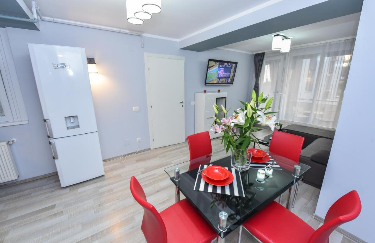 Two-Bedroom Apartment Balcony,1161148647:JPEG