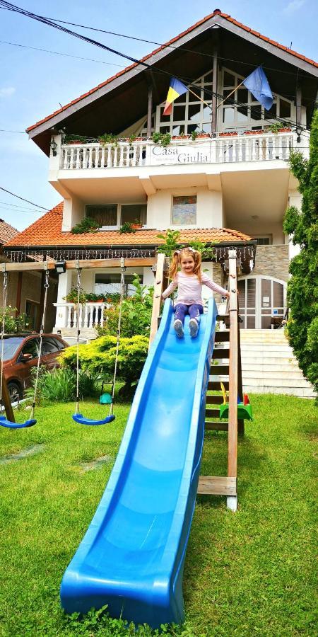 Cameră dublă cu vedere la grădină.