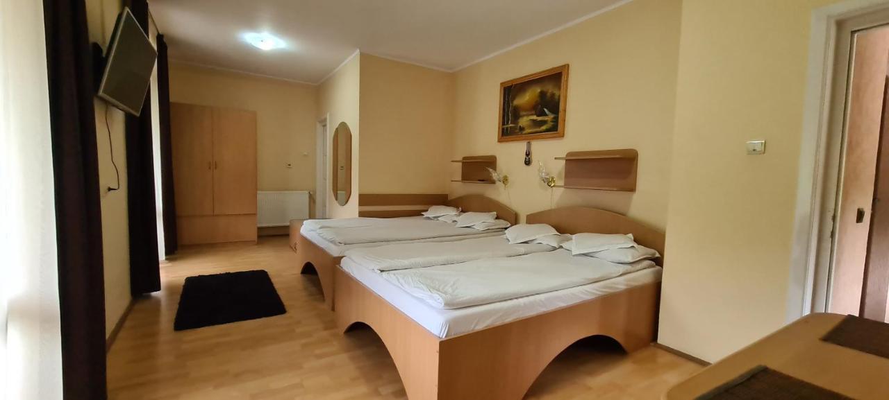 Cameră cvadruplă cu baie privată.