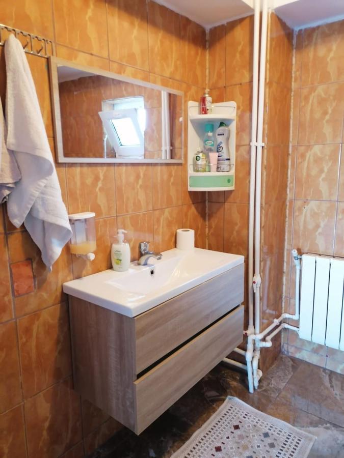 Cameră triplă cu baie comună