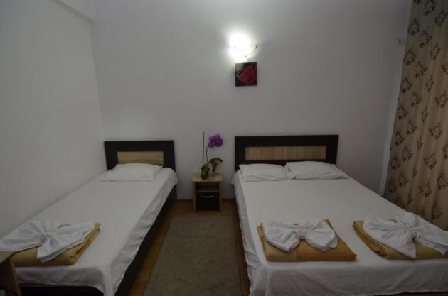 Cameră triplă cu baie privată