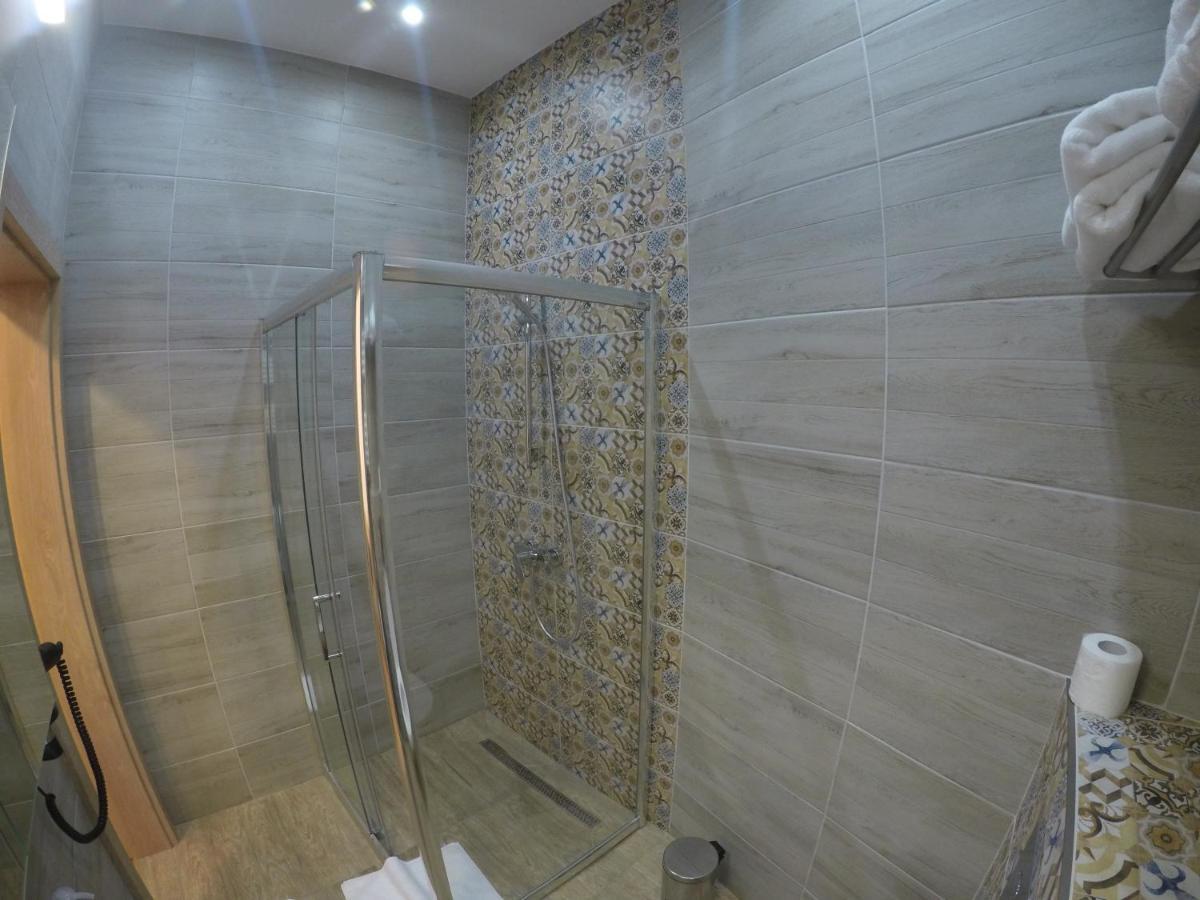 Cameră dublă cu baie privată