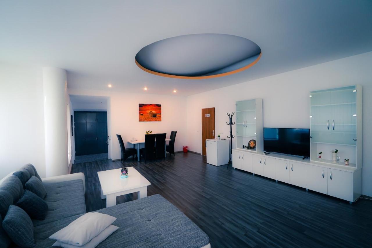 Apartment with Pool View
