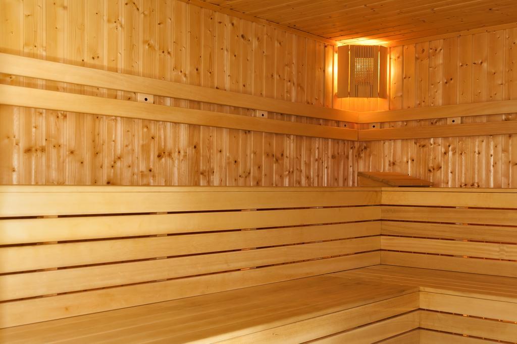 Apartament cu saună, cadă cu hidromasaj și masă de biliard