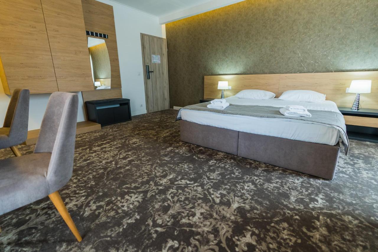 Zimmer mit Kingsize-Bett und Balkon