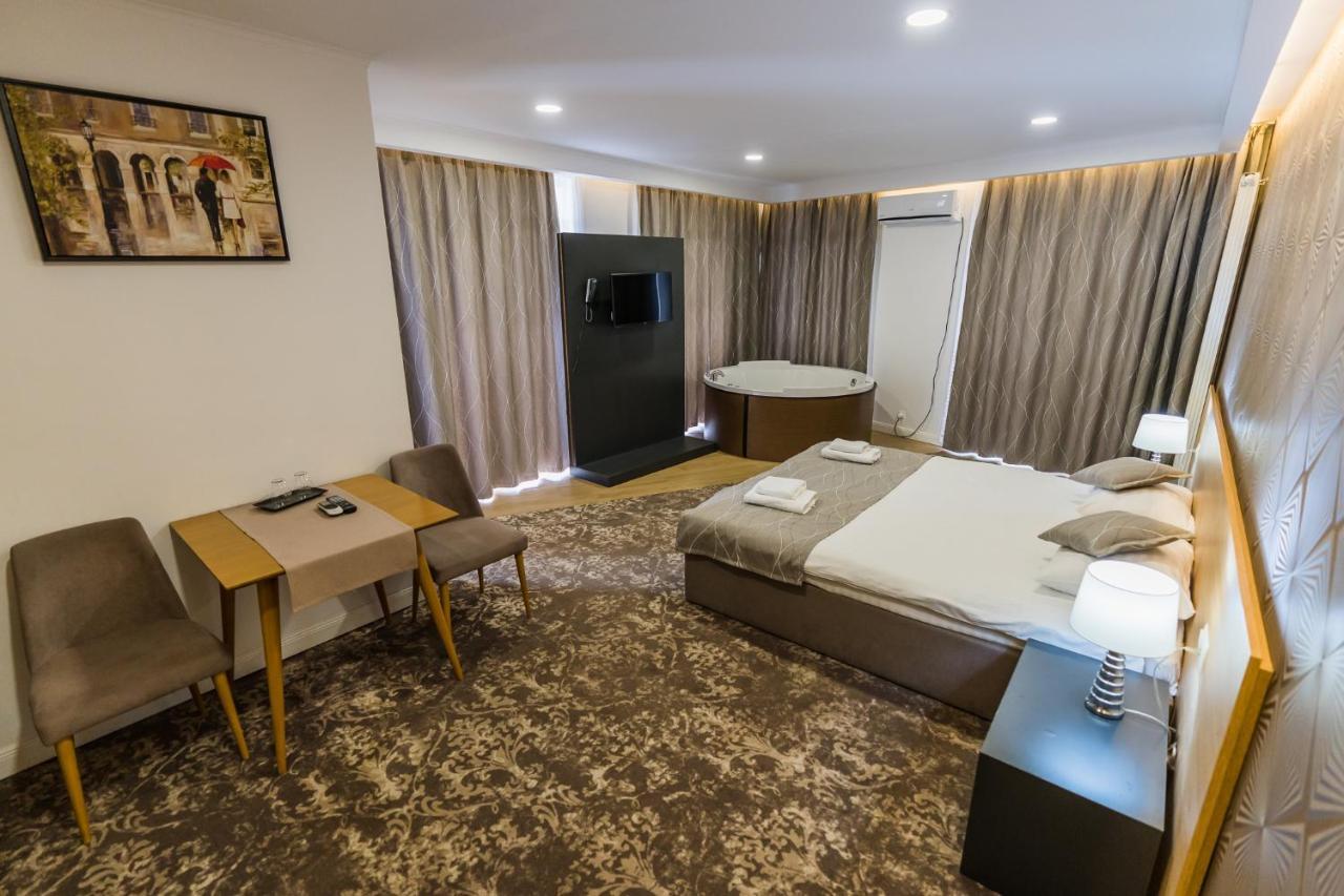 Zimmer mit Kingsize-Bett und Whirlpool
