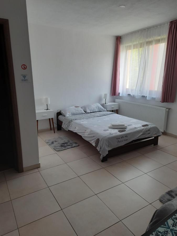 Cameră triplă cu baie privată