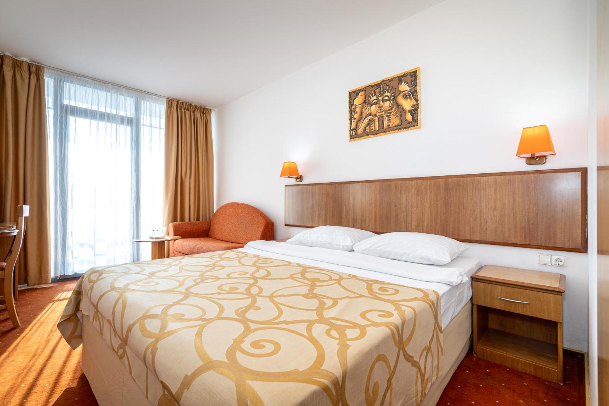 Cameră dublă cu pat king-size la parter Hotel Cleopatra