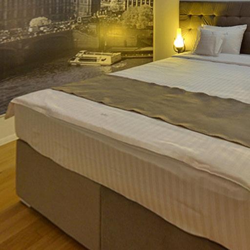 Zimmer mit Kingsize-Bett und Balkon