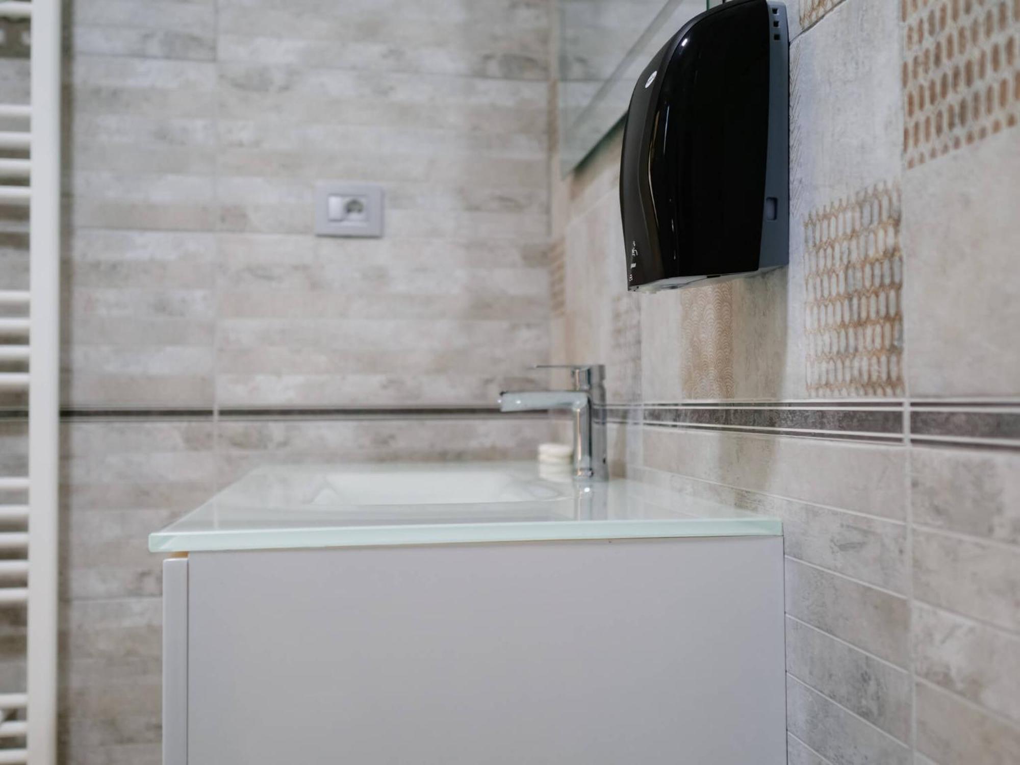 Apartament cu vedere la piscină