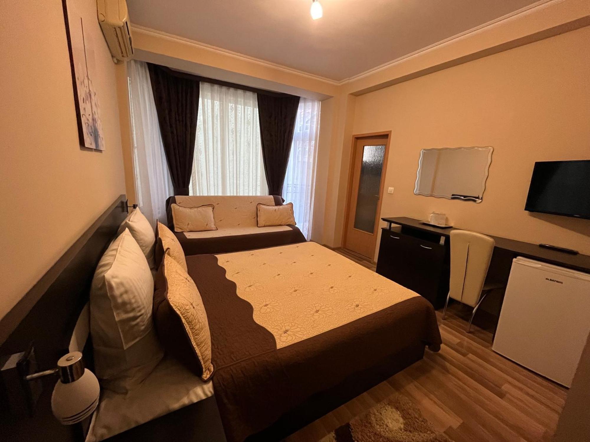 Triple Room with Balcony (no view)