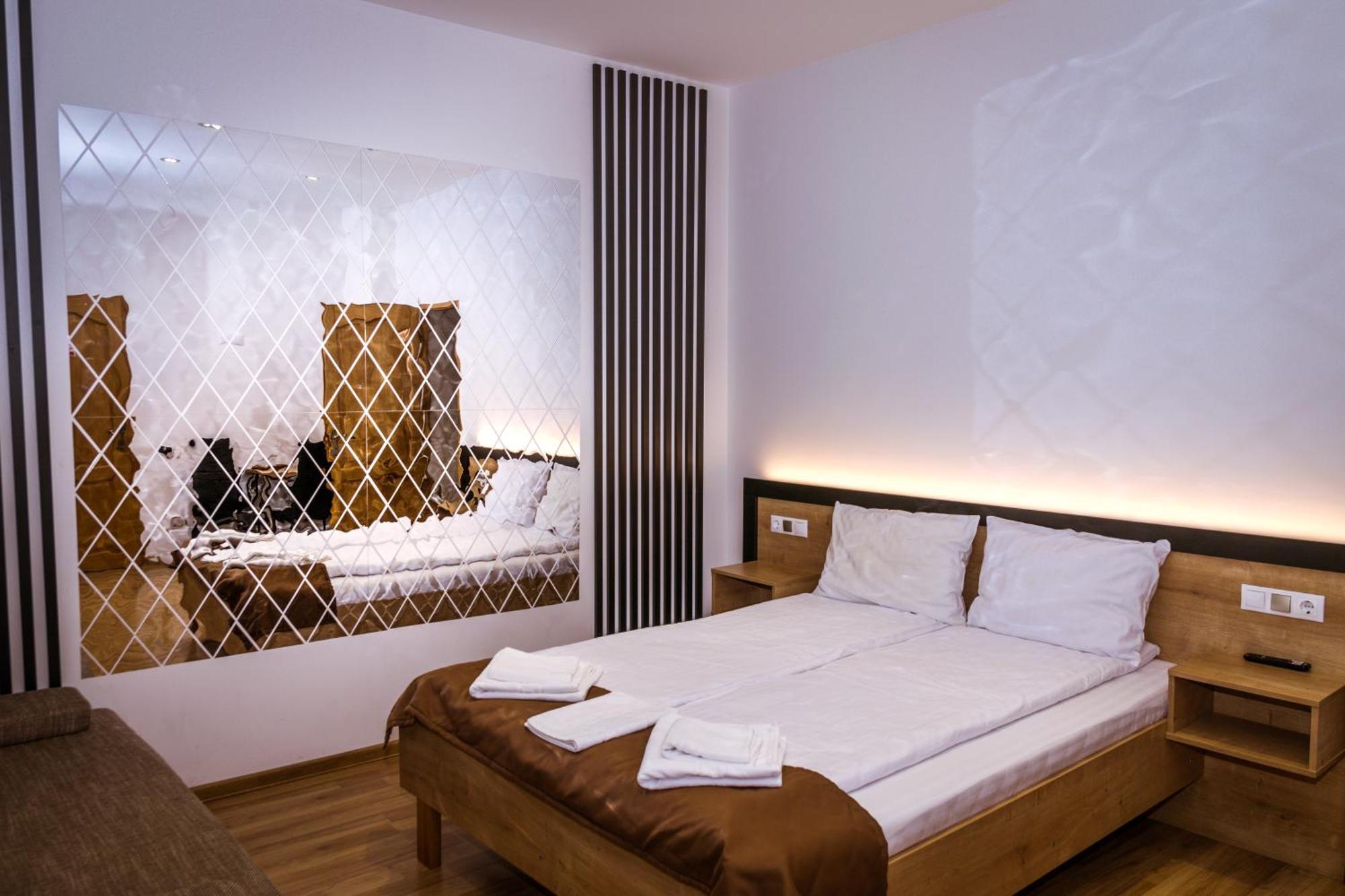 Zimmer mit Kingsize-Bett