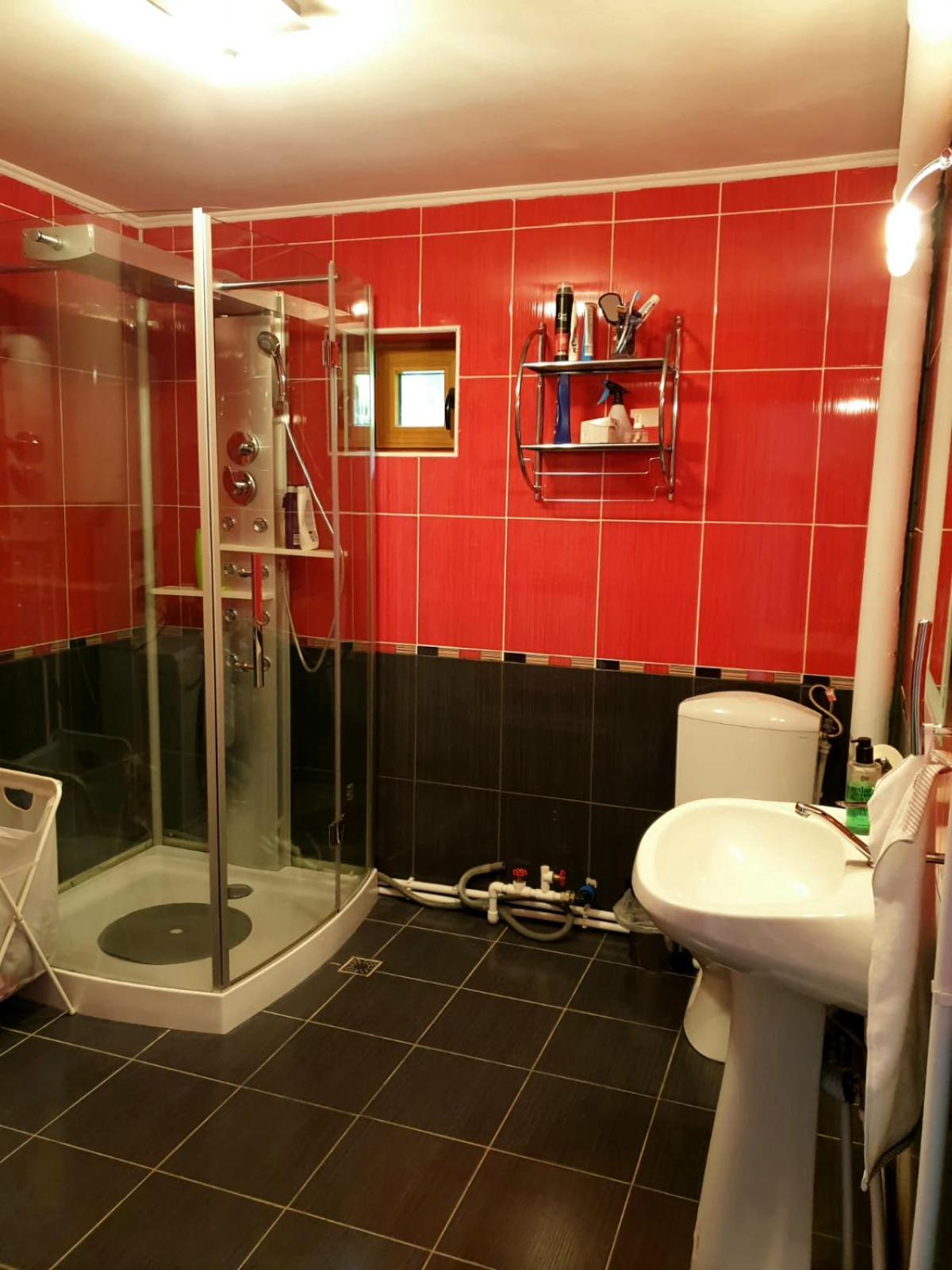Cameră triplă cu baie externă privată