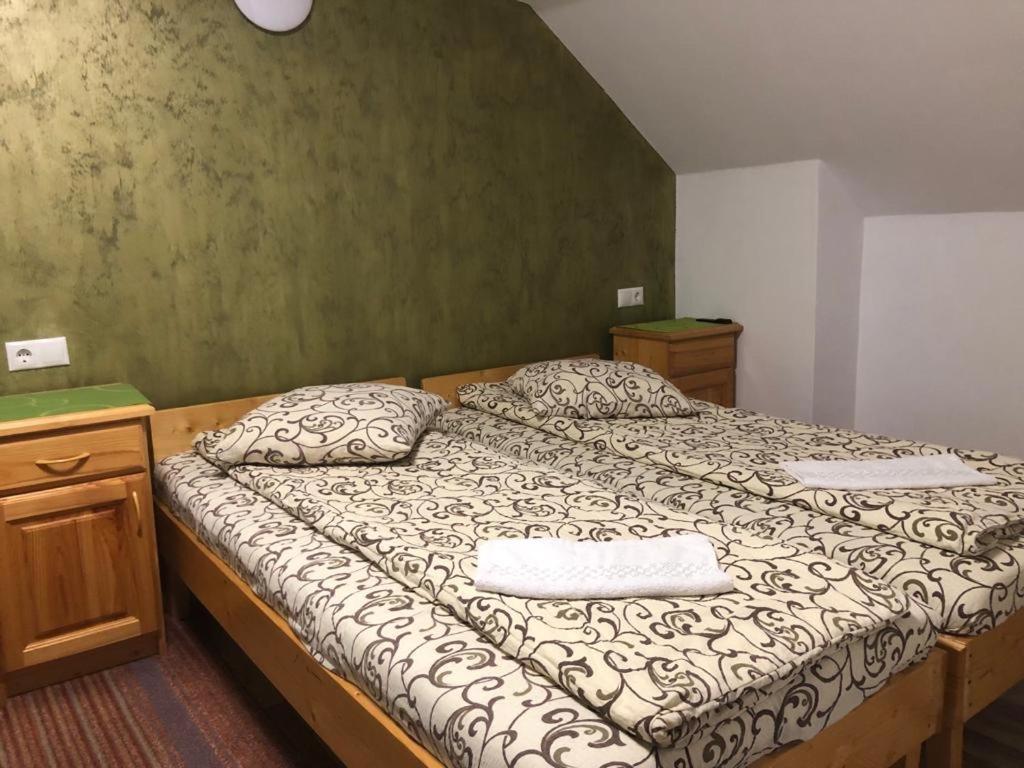 Cameră twin standard, cu baie comună