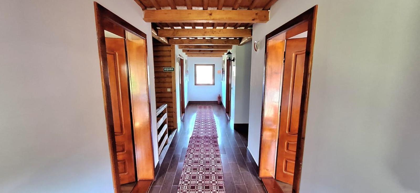 Cameră triplă cu baie externă privată