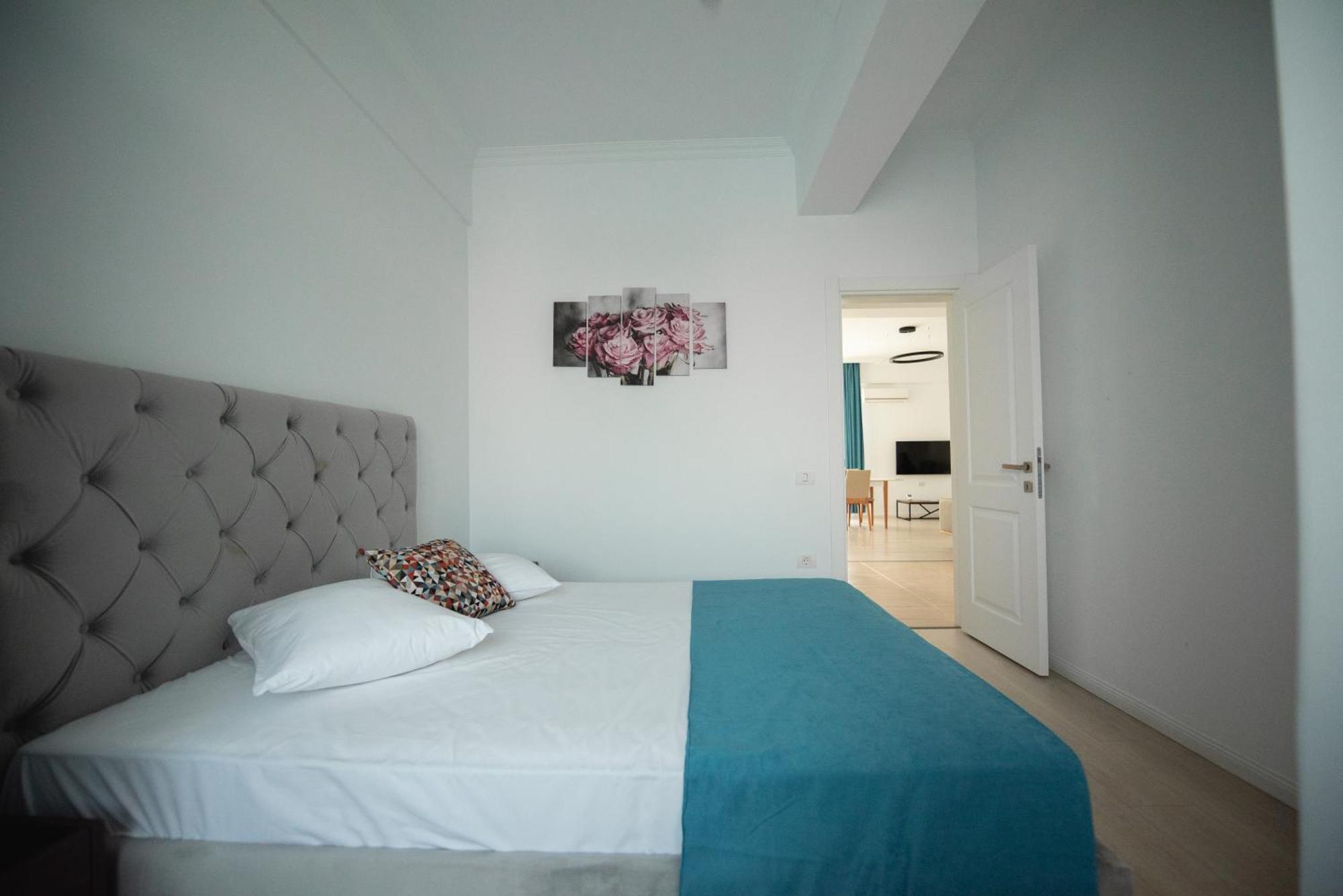 Suite con cama grande y balcón