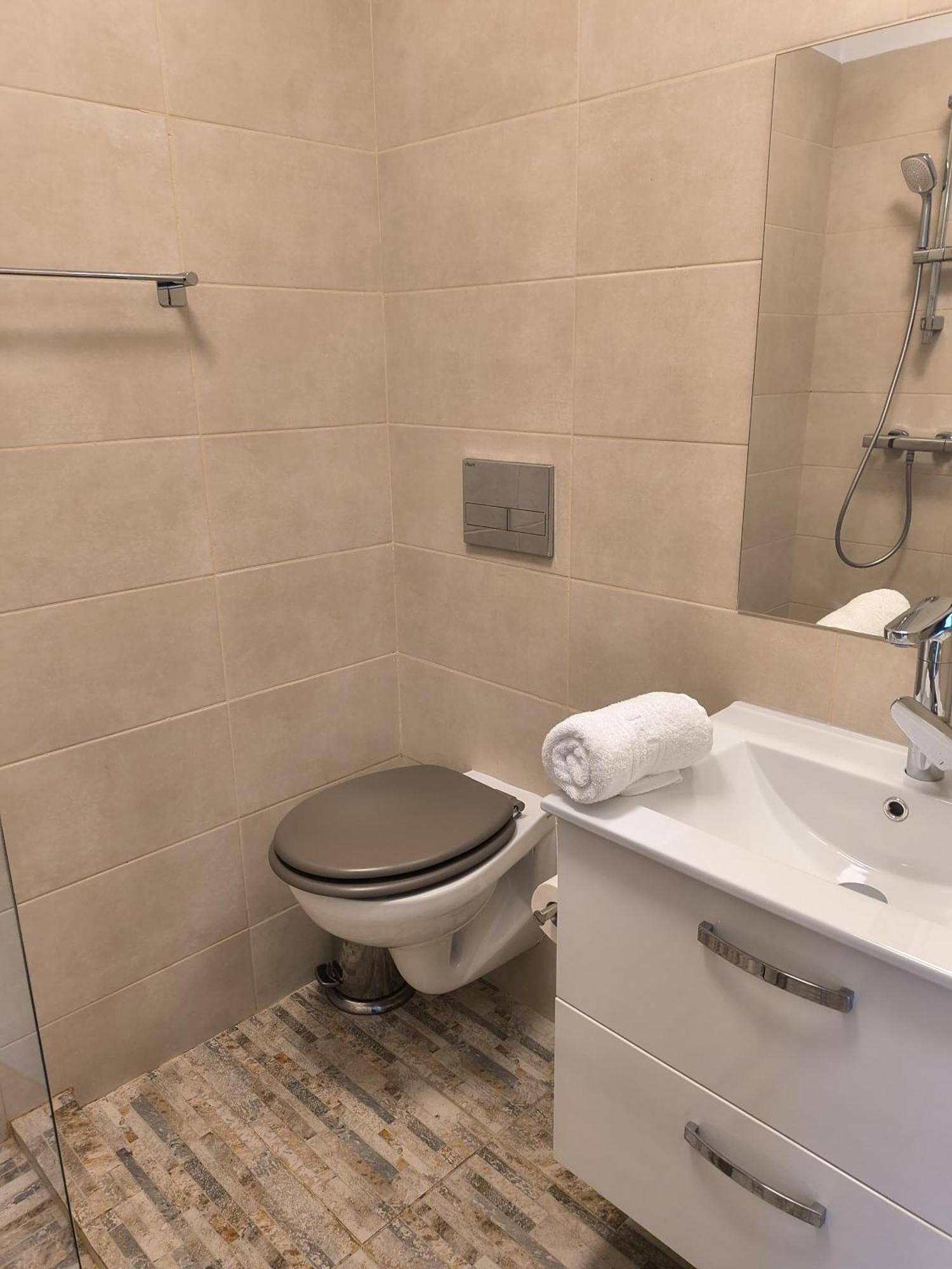 Cameră dublă cu balcon (2 adulți + 1 copil)