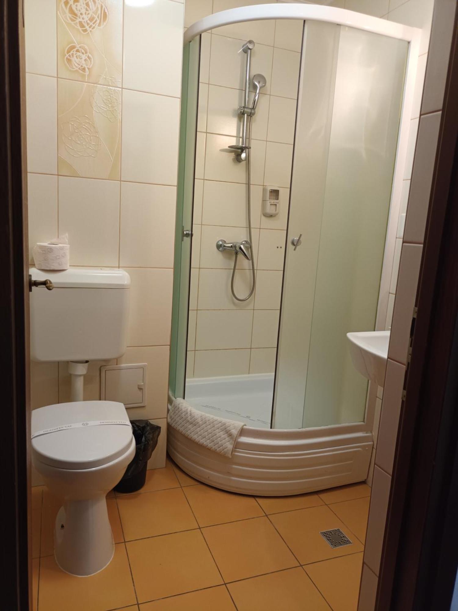 Cameră single cu baie privată