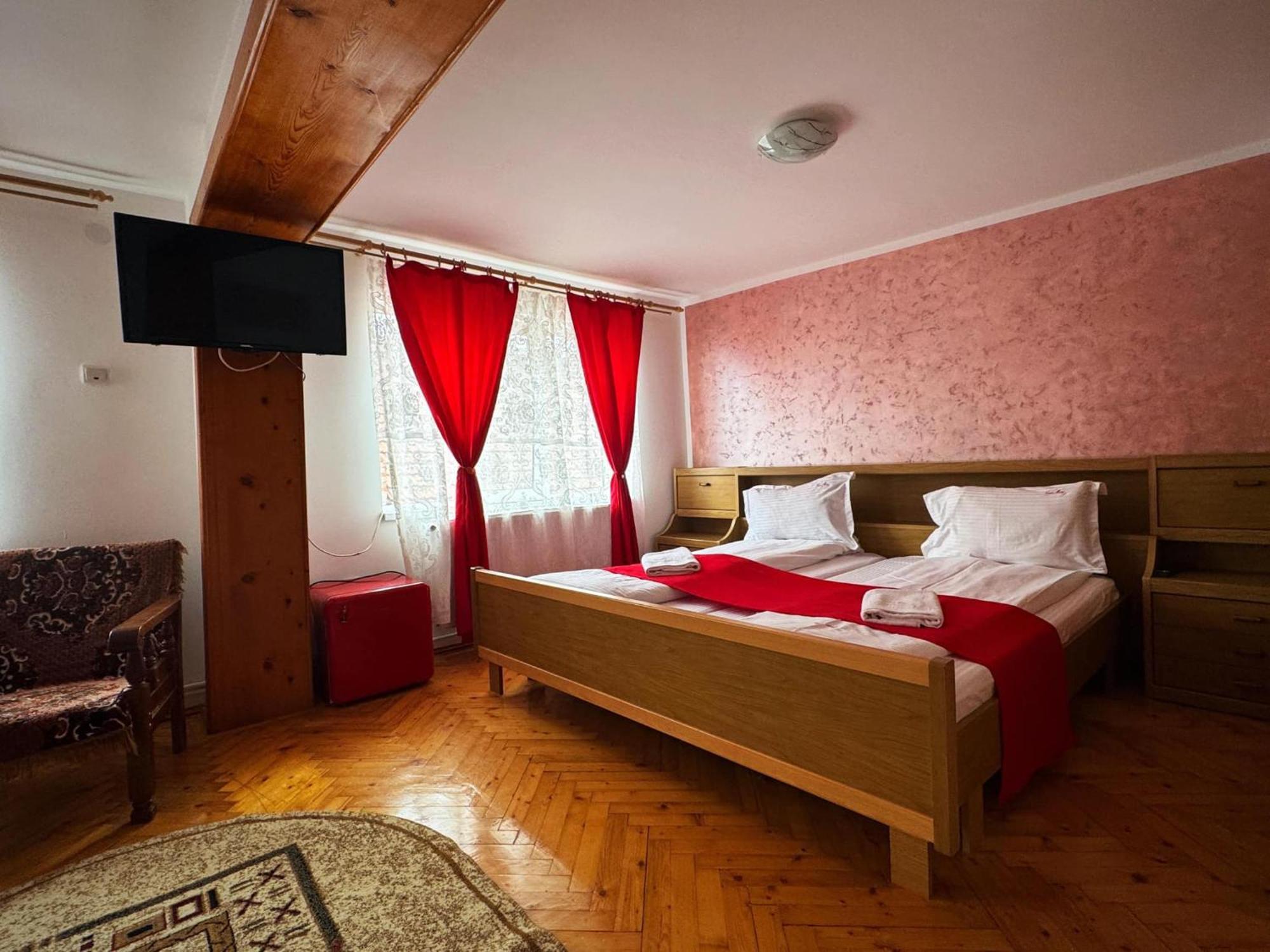 Cameră cvadruplă cu baie privată.