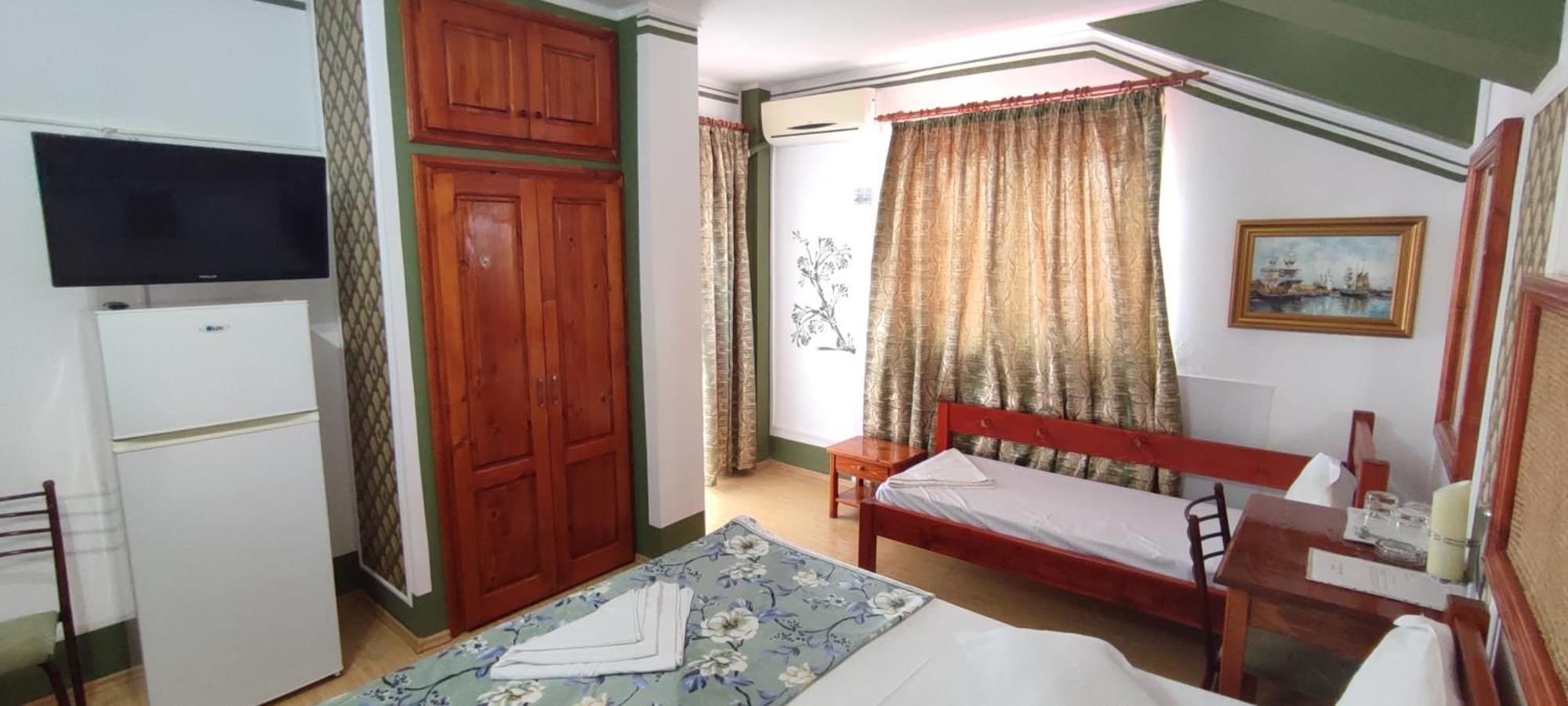 Cameră triplă cu balcon