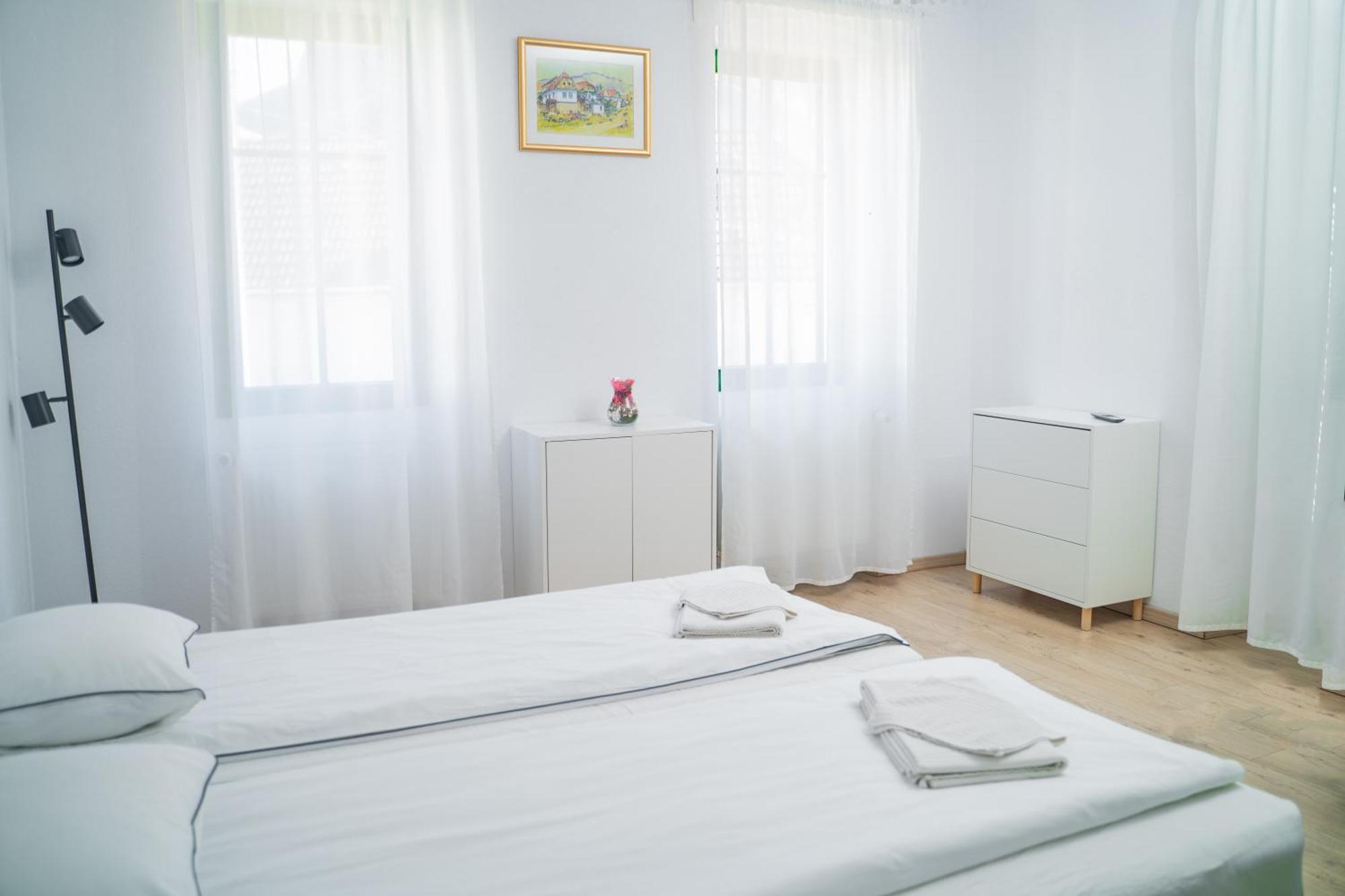 Apartament cu baie comună