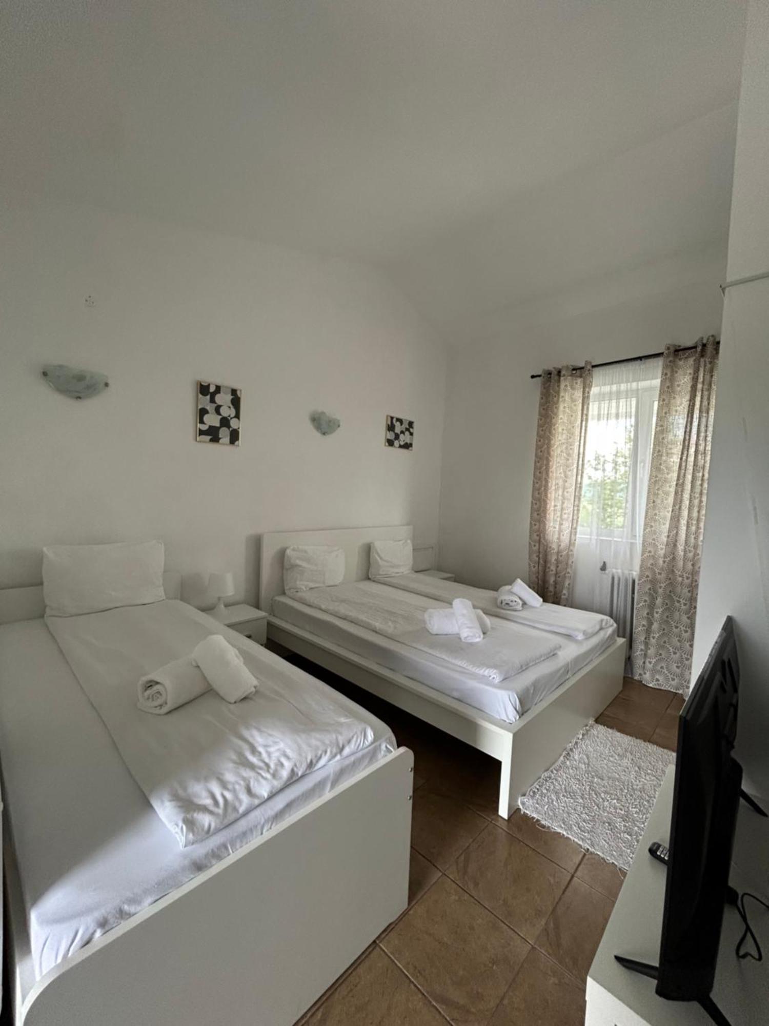 Cameră triplă cu baie privată