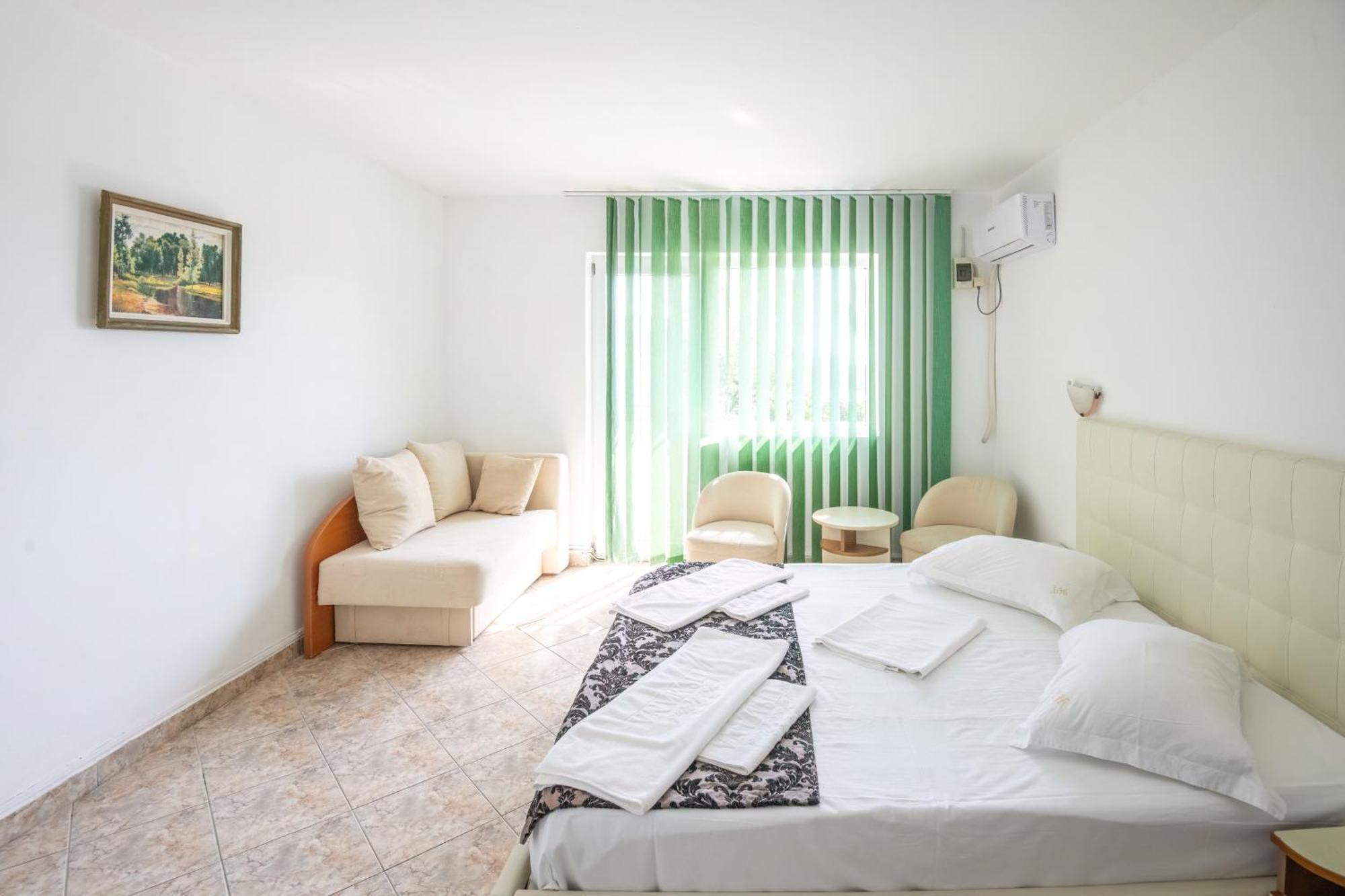 Cameră triplă cu balcon