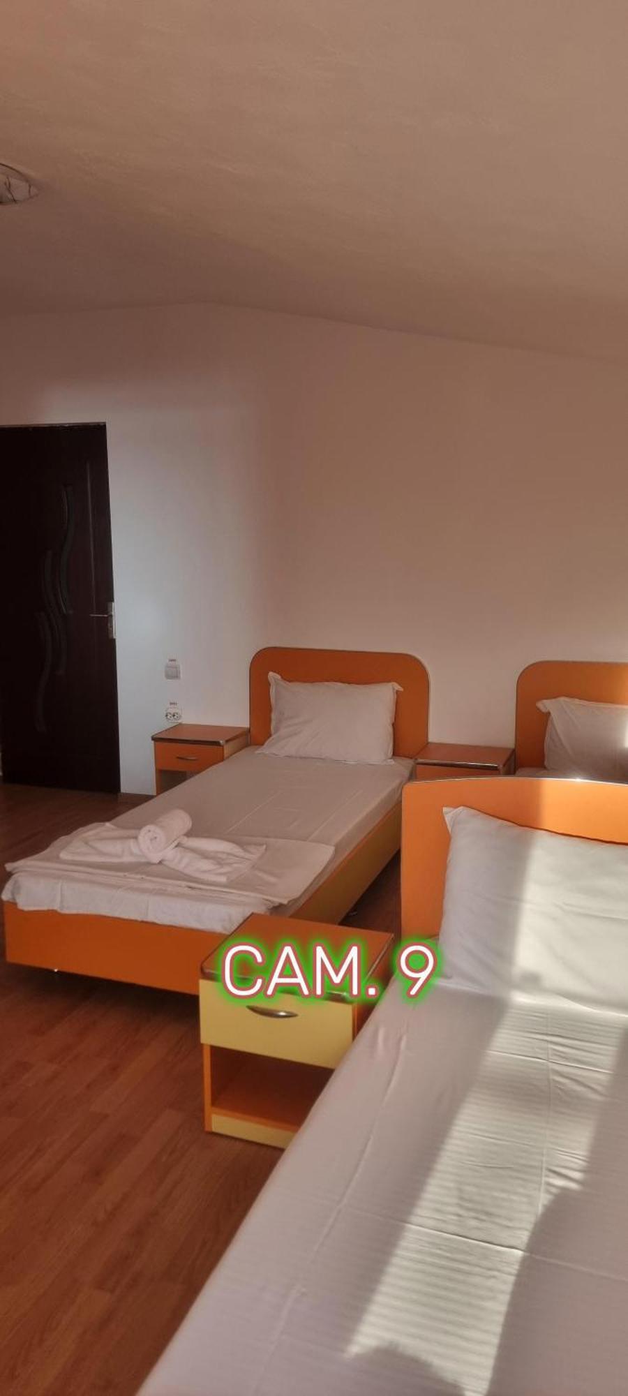 Cameră triplă cu baie privată