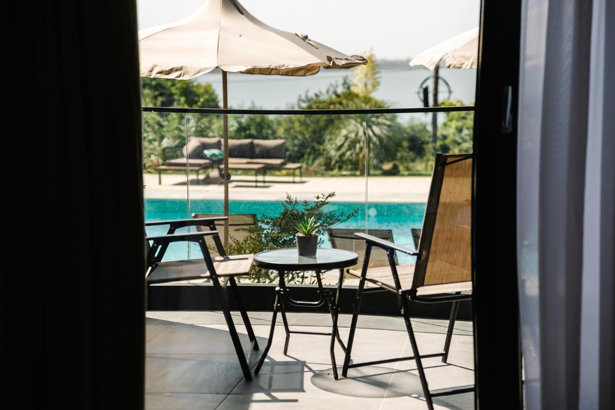 Apartament cu vedere la piscină