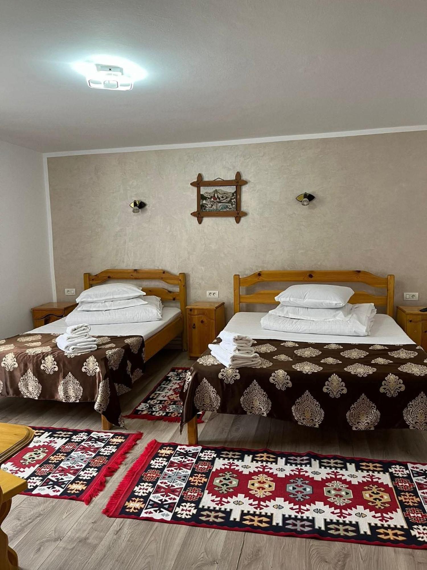 Cameră triplă cu baie