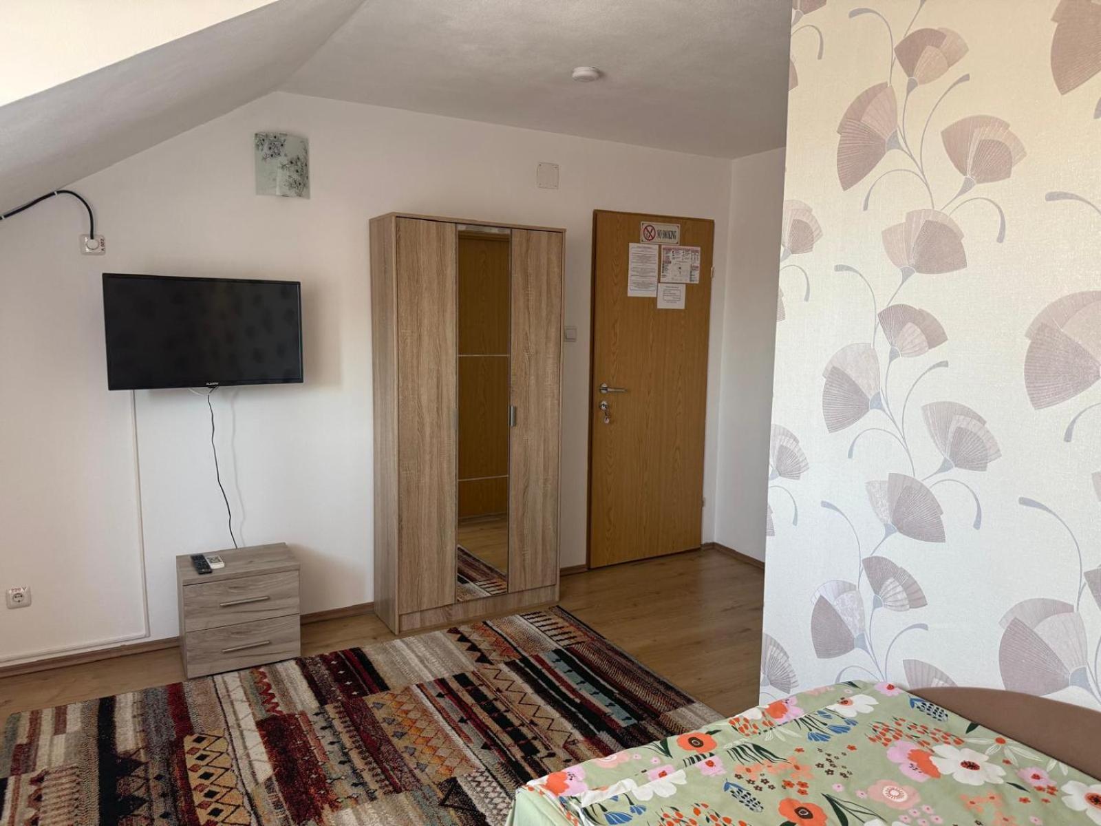 Cameră single cu baie privată