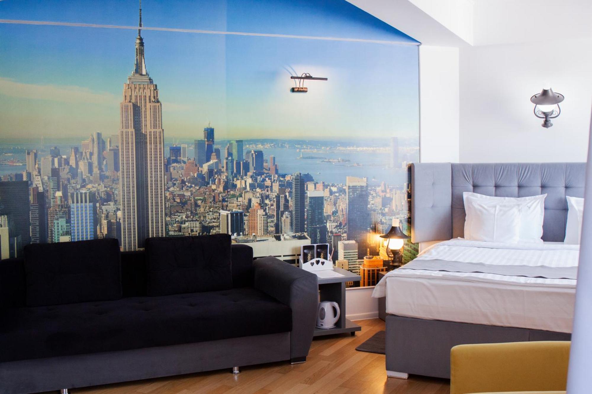 Zimmer mit Queensize-Bett und Balkon