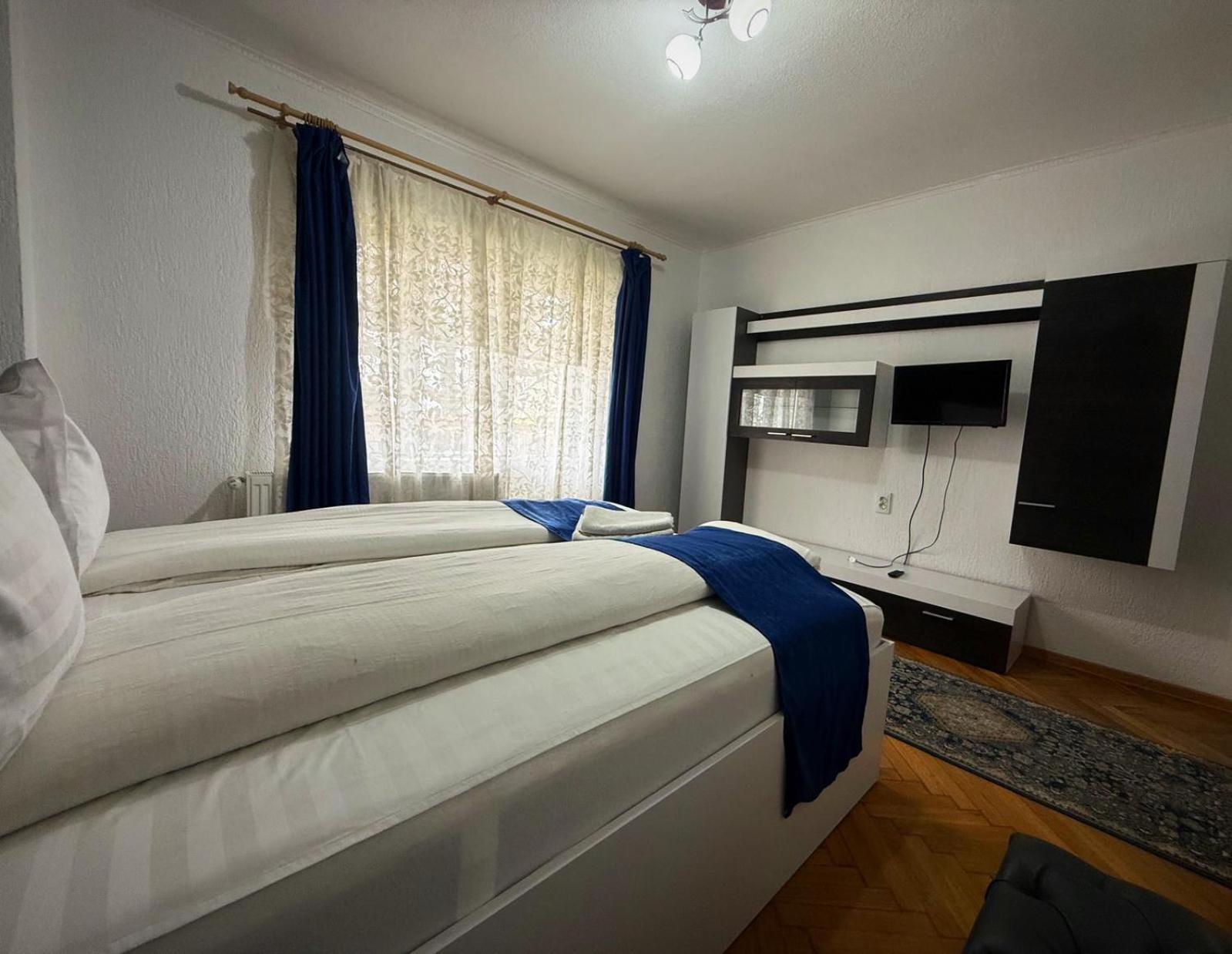 Cameră dublă cu baie privată externă