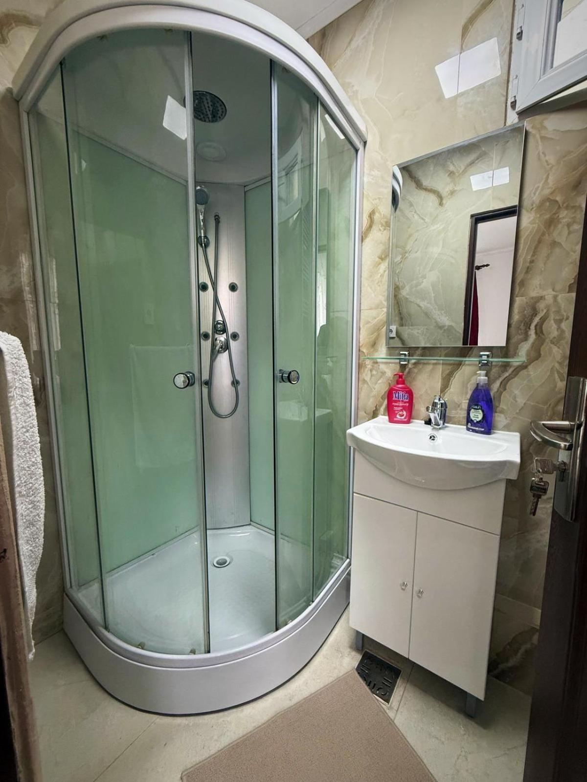 Cameră triplă cu baie privată