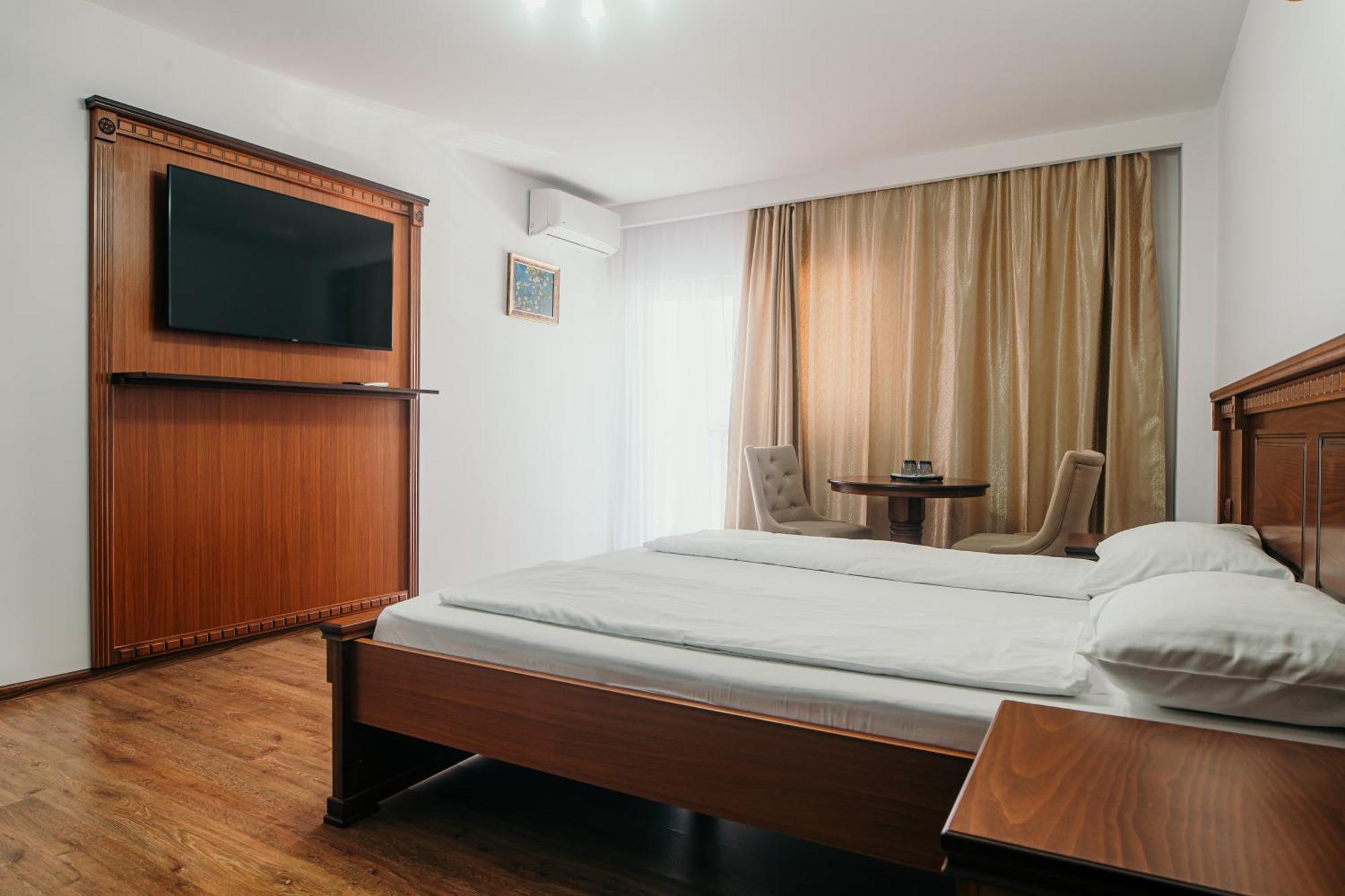 Apartament cu balcon și vedere la piscină