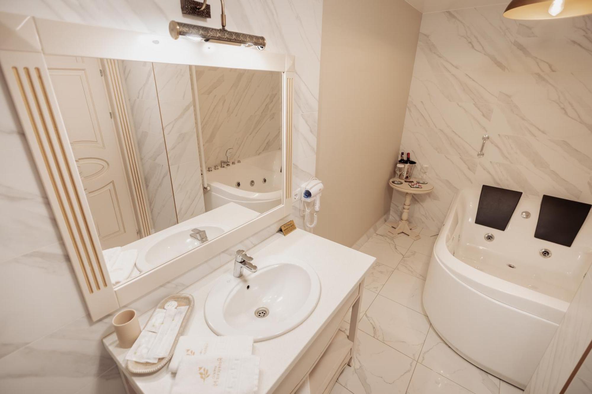 Cameră Queen cu o cadă spa